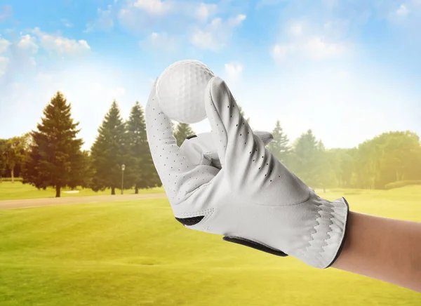 Spelare Som Håller Golfboll Parken Solig Dag Närbild — Stockfoto