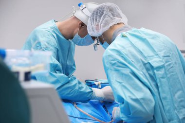 Profesyonel doktorlardan oluşan bir ekip ameliyathanede ameliyat yapıyor.
