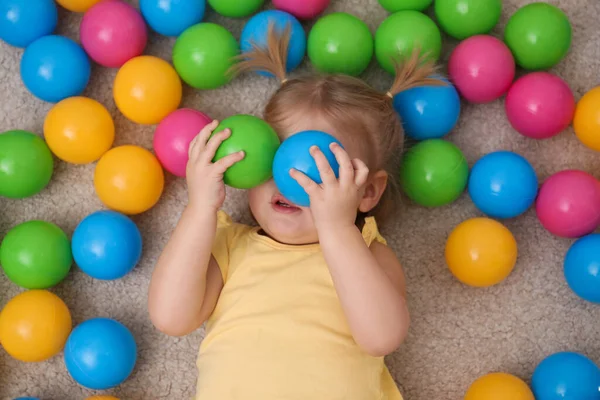 Niedliches Kleines Kind Spielt Mit Bällen Auf Dem Boden Draufsicht — Stockfoto