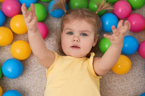 Симпатичный Маленький Ребенок Играет Мячами Полу Вид Сверху — стоковое фото