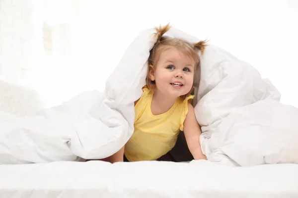 Милый Маленький Ребенок Играет Одеялом Постели — стоковое фото
