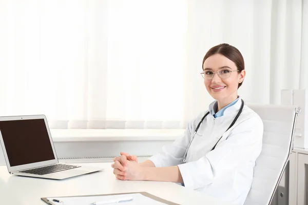 Retrato Una Joven Doctora Bata Blanca Lugar Trabajo —  Fotos de Stock