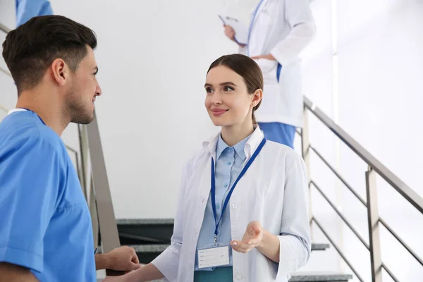 Doctora Hablando Con Colega Escalera Clínica — Foto de Stock