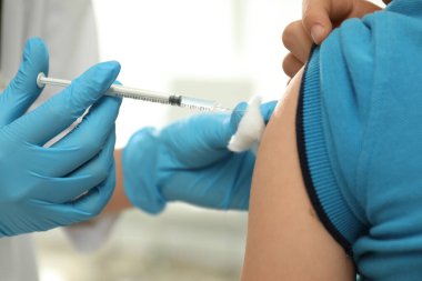 Küçük çocuk kliniği, closeup telkih doktor