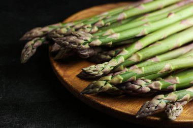 Siyah masada taze çiğ kuşkonmaz, yakın plan.