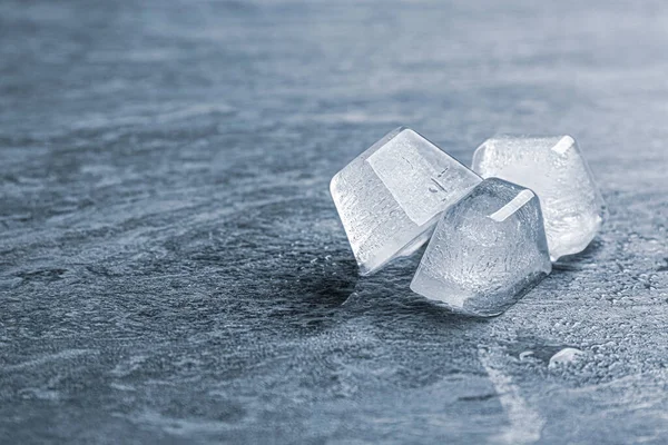 Cubos Hielo Cristalinos Sobre Fondo Gris Primer Plano Espacio Para —  Fotos de Stock