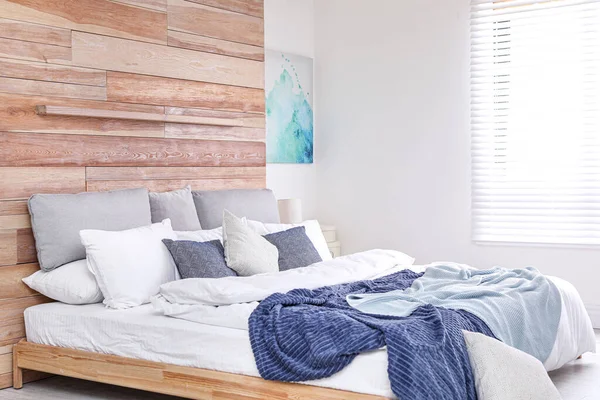 Stilvolles Interieur Mit Großem Bequemen Bett — Stockfoto