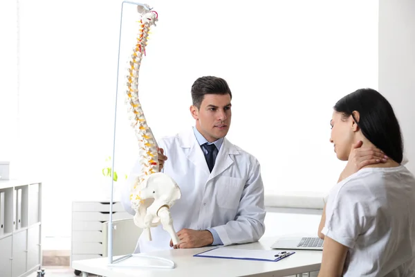 Mujer Joven Visitando Ortopedista Consultorio Médico — Foto de Stock