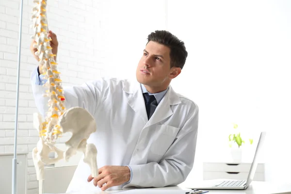 Orthopäde Tisch Arztpraxis — Stockfoto