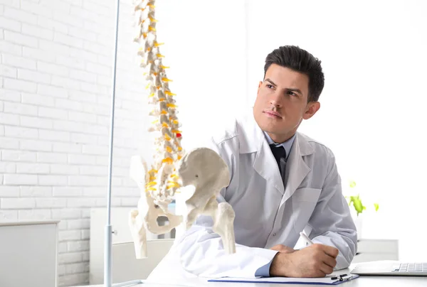 Professioneel Orthopeed Aan Tafel Het Medisch Kantoor — Stockfoto