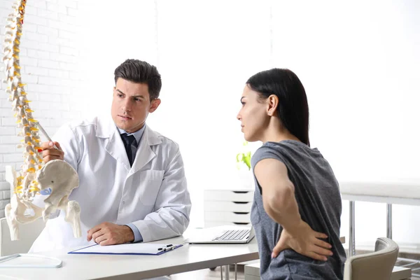 Jovem Mulher Visitando Ortopedista Consultório Médico — Fotografia de Stock