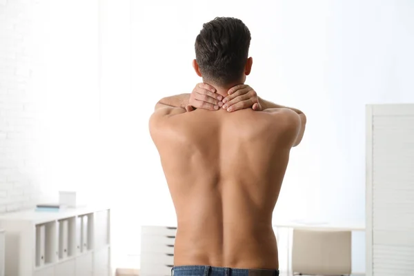 Mann Mit Nackenschmerzen Klinik Besuch Beim Orthopäden — Stockfoto