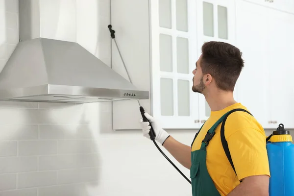 Pekerja Pengendalian Hama Penyemprotan Insektisida Pada Furnitur Dapur — Stok Foto