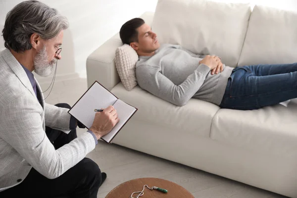 Psicoterapeuta Paciente Consultório Sessão Hipnoterapia — Fotografia de Stock