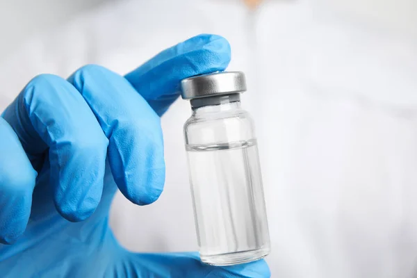 Γιατρός Κρατά Φιαλίδιο Φαρμακευτική Αγωγή Κοντινό Πλάνο Εμβολιασμός Και Ανοσοποίηση — Φωτογραφία Αρχείου