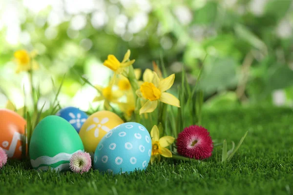 Coloridos Huevos Pascua Flores Hierba Verde Espacio Para Texto —  Fotos de Stock