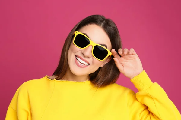 Mujer Joven Con Gafas Sol Sobre Fondo Rosa —  Fotos de Stock