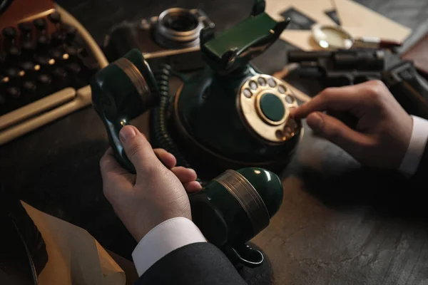 Detektiv Slå Numret Vintage Telefon Vid Bordet Närbild — Stockfoto