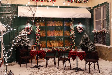 Şenlikli dekorasyonu olan güzel bir açık hava kafesi. Noel kutlaması