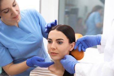 Klinikte ameliyattan önce hastayı muayene eden profesyonel doktorlar.