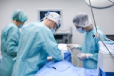 Ameliyat odasındaki doktorların görüşü bulanık.