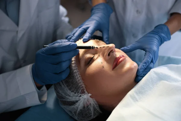 Médico Enfermera Preparando Paciente Femenino Para Cirugía Estética Clínica — Foto de Stock