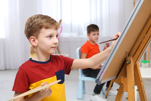 Bonito Pequena Criança Pintura Durante Lição Quarto — Fotografia de Stock