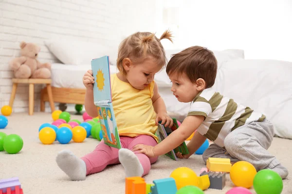 Leuke Kleine Kinderen Die Thuis Met Speelgoed Vloer Spelen — Stockfoto