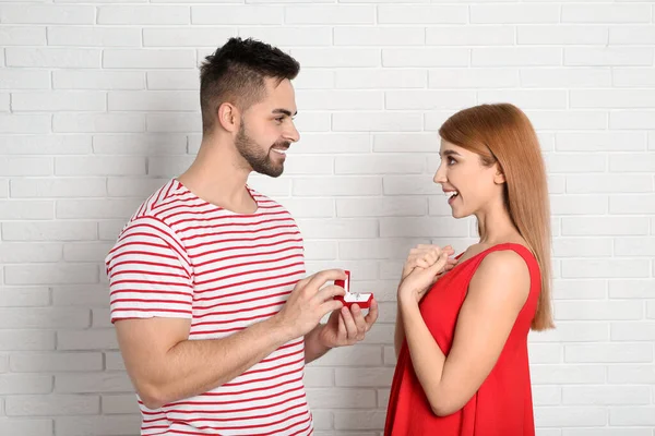 Hombre Con Anillo Compromiso Haciendo Propuesta Matrimonio Novia Cerca Pared — Foto de Stock