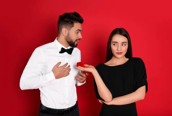 Mujer Joven Con Anillo Compromiso Haciendo Propuesta Matrimonio Novio Sobre — Foto de Stock