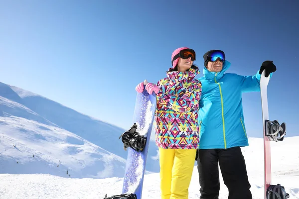 Pareja Con Tablas Snowboard Colina Espacio Para Texto Vacaciones Invierno — Foto de Stock