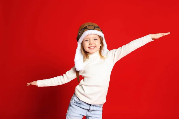 Retrato Linda Niña Sobre Fondo Rojo —  Fotos de Stock