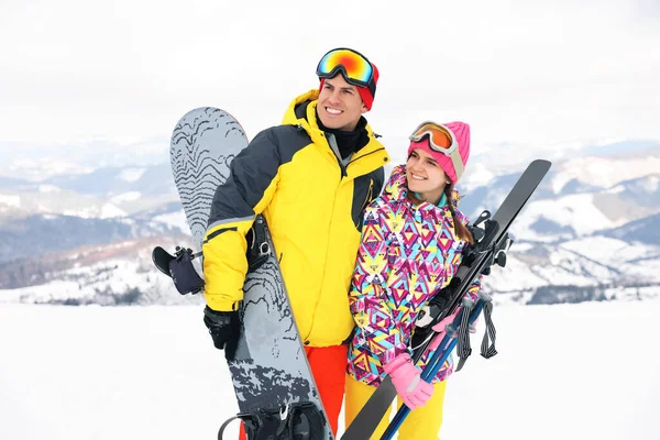 Preciosa Pareja Con Equipo Estación Esquí Vacaciones Invierno —  Fotos de Stock