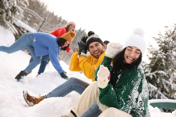 Ομάδα Φίλων Που Παίζουν Χιονόμπαλες Έξω Χειμερινές Διακοπές — Φωτογραφία Αρχείου