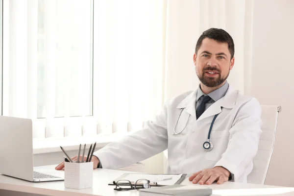 Retrato Médico Masculino Casaco Branco Local Trabalho — Fotografia de Stock