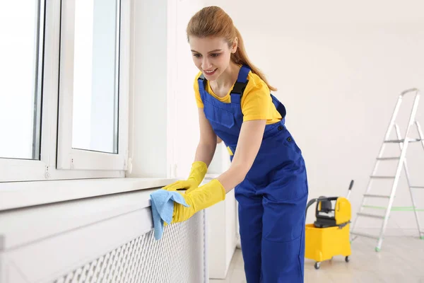 Professional Young Janitor Cleaning Windowsill Room — Stock Photo, Image