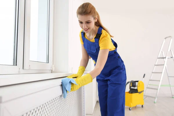 Professionele Jonge Conciërge Schoonmaken Vensterbank Kamer — Stockfoto