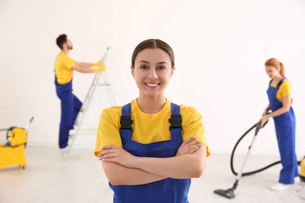 Empregado Limpeza Profissional Uniforme Dentro Casa Serviço Limpeza — Fotografia de Stock