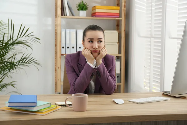 Empregado Preguiçoso Desperdiçando Tempo Mesa Escritório — Fotografia de Stock