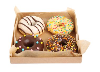 Karton kutuda, beyaz üzerine izole edilmiş lezzetli jöleli çörekler.