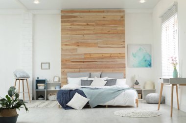 Büyük, rahat bir yatağı olan şık bir oda.