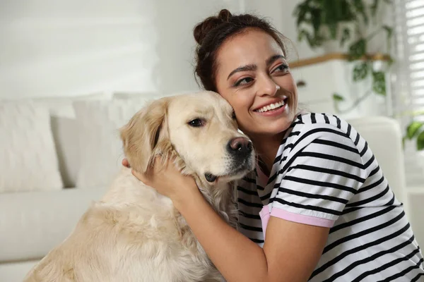 Jonge Vrouw Haar Golden Retriever Thuis Schattig Huisdier — Stockfoto