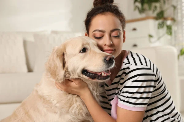 Jonge Vrouw Haar Golden Retriever Thuis Schattig Huisdier — Stockfoto