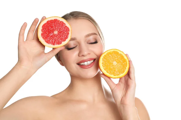 Jonge Vrouw Met Gesneden Sinaasappel Grapefruit Witte Achtergrond Vitaminerijk Voedsel — Stockfoto