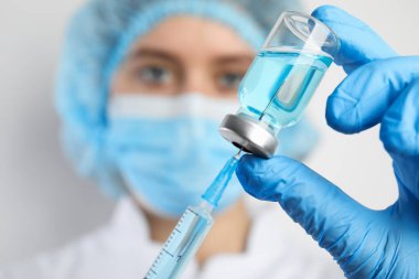 Şırıngayı ilaçla dolduran doktor, yakın çekim. Aşılama ve aşılama