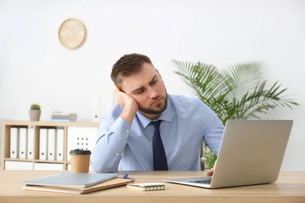 Jeune Employé Bureau Paresseux Retardant Sur Lieu Travail — Photo