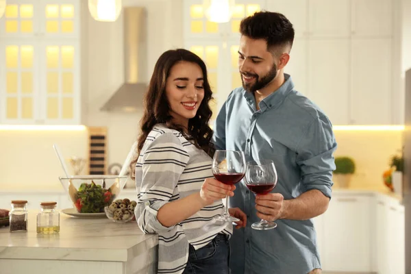 Adorável Jovem Casal Bebendo Vinho Enquanto Cozinham Juntos Cozinha — Fotografia de Stock