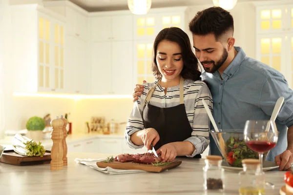 Szép Fiatal Pár Főzés Húst Együtt Konyhában — Stock Fotó