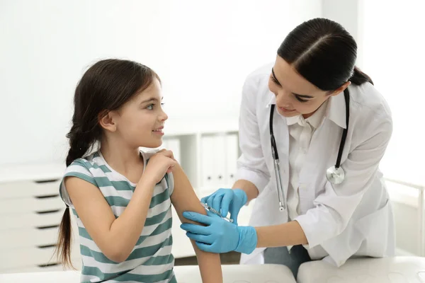 Médico Vacunando Niño Pequeño Una Clínica Moderna — Foto de Stock