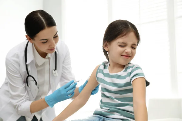 Médico Vacunando Niño Pequeño Una Clínica Moderna — Foto de Stock